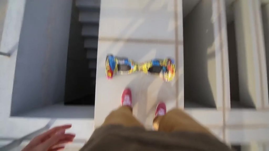 fait du hoverboard sur un gratte ciel